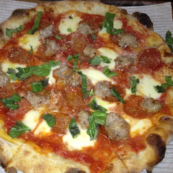 5/1/2012 tarihinde Tricia M.ziyaretçi tarafından Howie&#39;s Artisan Pizza'de çekilen fotoğraf