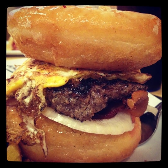 Das Foto wurde bei Crave Real Burgers von Jessica R. am 6/20/2012 aufgenommen