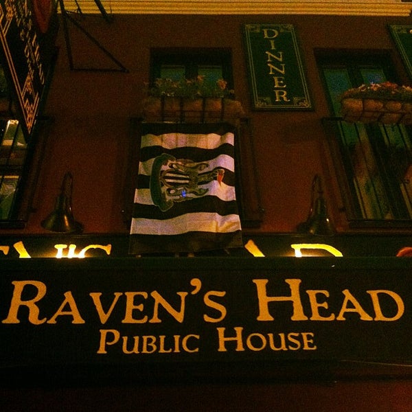 Foto tomada en Raven&#39;s Head Public House  por Jesse S. el 8/18/2012