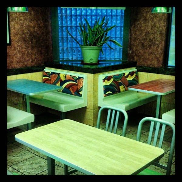 4/18/2012에 Steve W.님이 Tom&#39;s #1 World Famous Chili Burgers에서 찍은 사진