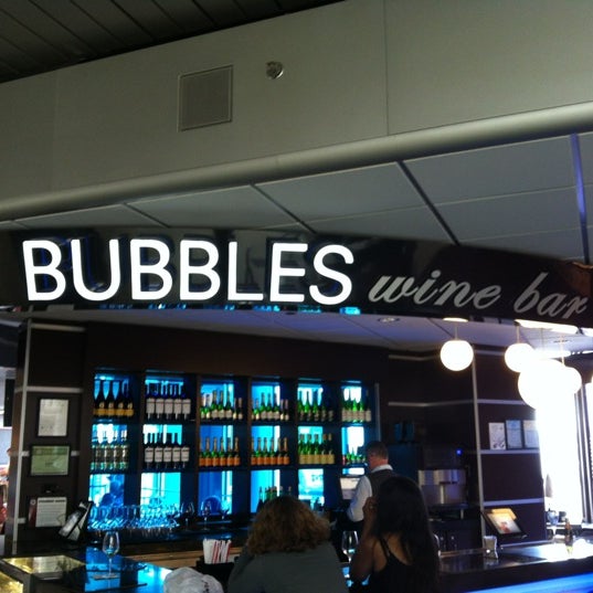 Снимок сделан в Bubbles Wine Bar пользователем Julieann S. 8/1/2012