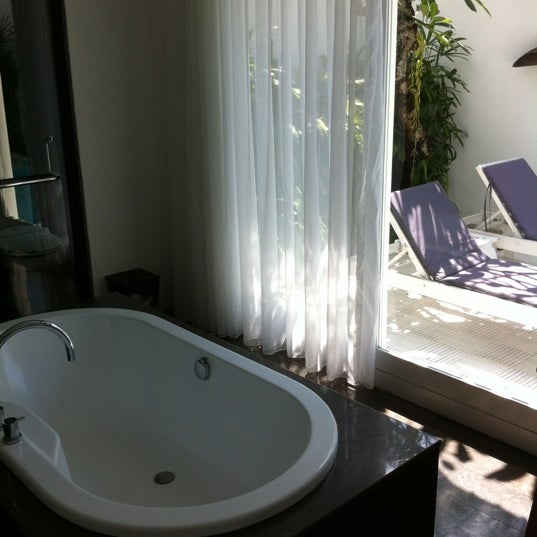 Foto scattata a Astana Batubelig Suite Villa da Priscilla T. il 7/15/2012