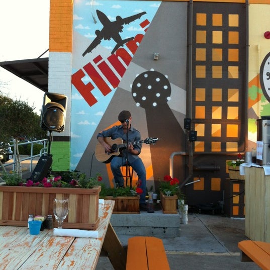Photo prise au Flippin&#39; Out Crepes &amp; Coffee par Robert J. le3/24/2012