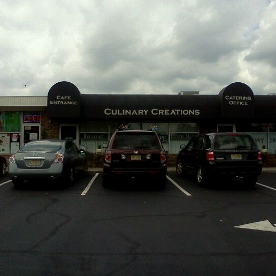 รูปภาพถ่ายที่ Culinary Creations Eatery โดย Joey L. เมื่อ 8/11/2012