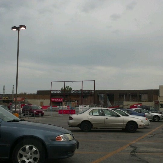 Photo taken at Hy-Vee by Jonathan Z. on 8/4/2012