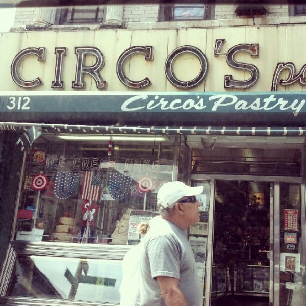 Снимок сделан в Circo&#39;s Pastry Shop пользователем John F. 6/26/2012