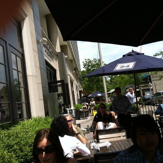 Снимок сделан в Oliver &amp; Bonacini Café Grill, Yonge and Front пользователем Salim M. 5/26/2012