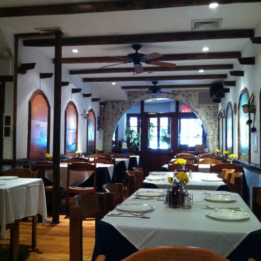 4/10/2012 tarihinde Korey K.ziyaretçi tarafından Zenon Taverna'de çekilen fotoğraf