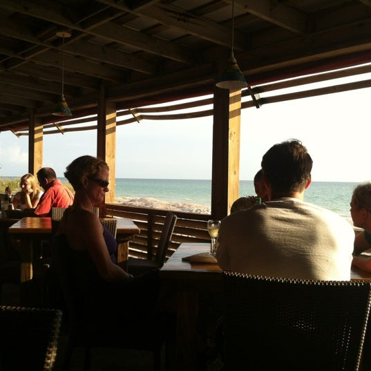 Foto diambil di Gulf Drive Cafe oleh Aline F. pada 7/5/2012