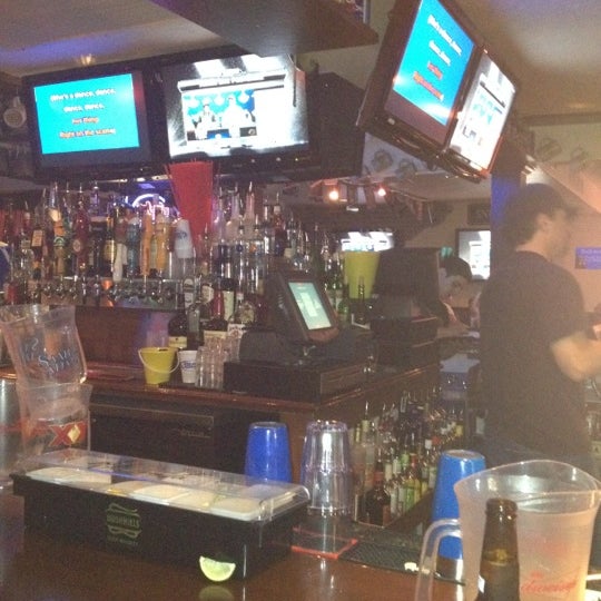 รูปภาพถ่ายที่ The Happy Ending Bar &amp; Restaurant โดย Daniel R. เมื่อ 6/12/2012