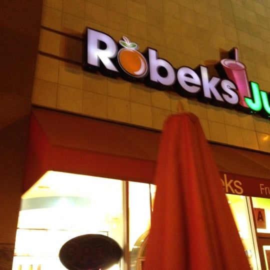 รูปภาพถ่ายที่ Robeks Fresh Juices &amp; Smoothies โดย Chris  L. เมื่อ 5/1/2012