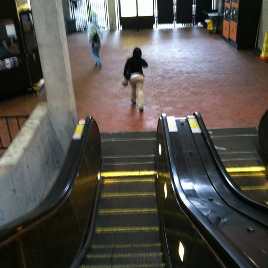 Foto scattata a Takoma Metro Station da Enoch E. il 3/24/2012