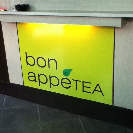 รูปภาพถ่ายที่ Bon AppeTea โดย rb g. เมื่อ 5/24/2012