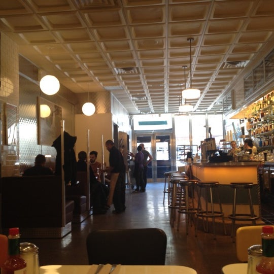 2/6/2012 tarihinde Alex R.ziyaretçi tarafından The Bowery Diner'de çekilen fotoğraf