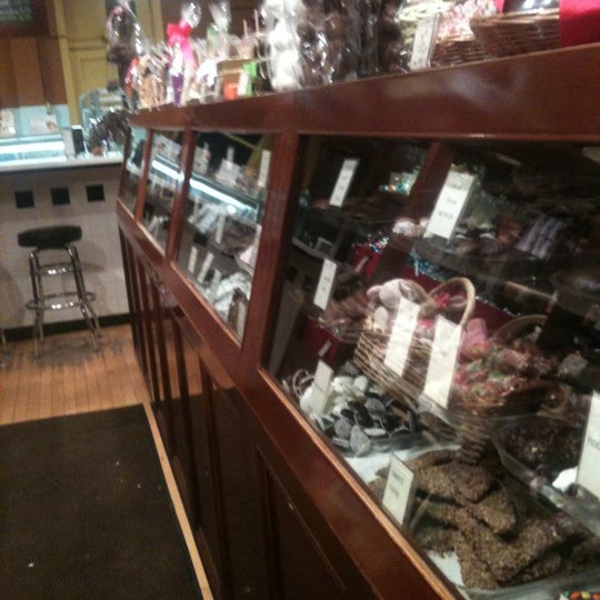 Sweets Ice Cream Shop in Lake Forest