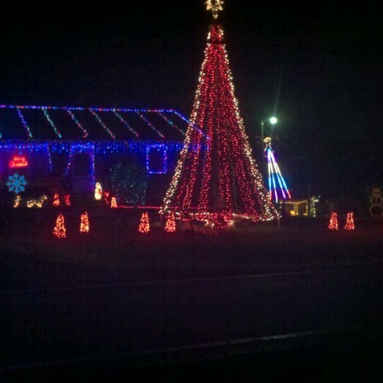 Mena Christmas Parade 2022 Tucker Stree Christmas Lights - Burlington, Nc