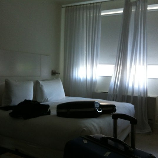 รูปภาพถ่ายที่ NU Hotel โดย Ed C. เมื่อ 7/21/2012