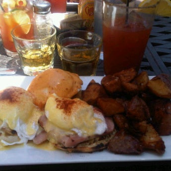 5/11/2012 tarihinde Heather W.ziyaretçi tarafından Feast Restaurant &amp; Bar'de çekilen fotoğraf