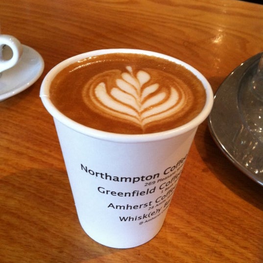 Foto tomada en Northampton Coffee  por Deirdre M. el 9/30/2011