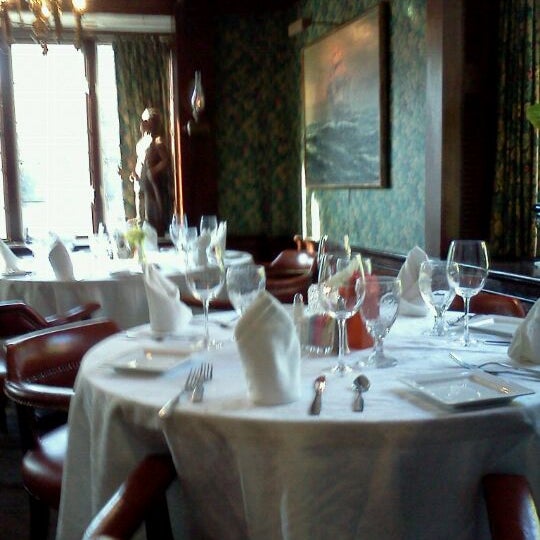Photo prise au Colonial Inn Restaurants par Luis V. le8/11/2011