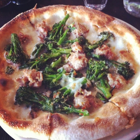 9/9/2012 tarihinde Helen L.ziyaretçi tarafından Pizza East'de çekilen fotoğraf