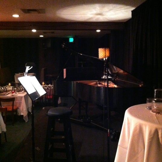 Foto diambil di Vitello&#39;s Restaurant oleh Lisa K. pada 3/21/2012