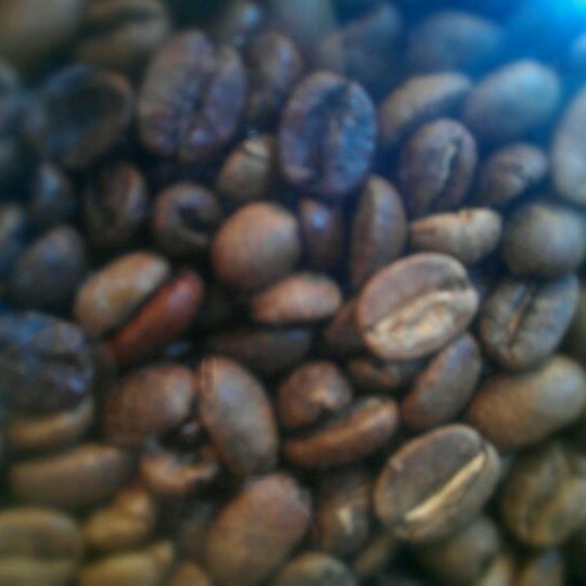 Foto scattata a The Coffee Bean &amp; Tea Leaf da ᴡ S. il 4/29/2012