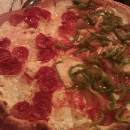 12/16/2011 tarihinde Kelly B.ziyaretçi tarafından Paulie&#39;s Coal Fired Pizza'de çekilen fotoğraf