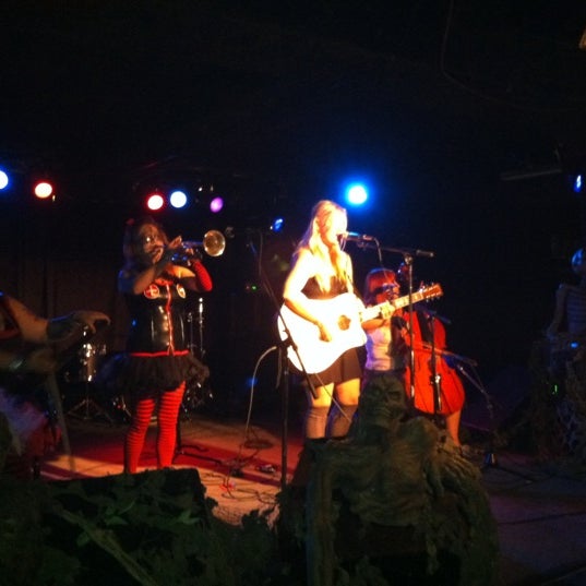 Photo taken at Hodi&#39;s Half Note by andrew S. on 5/15/2011