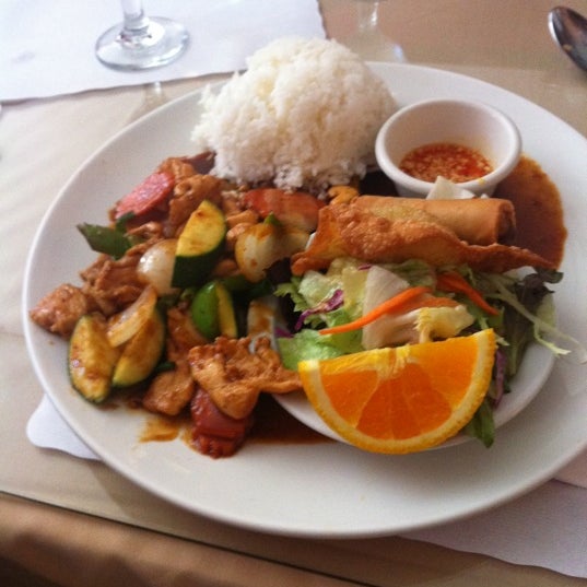 Photo taken at Amarin Thai Restaurant by Daisuke T. on 8/11/2011