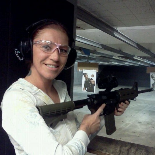 Photo prise au Discount Firearms &amp; Ammo par Victoria♪… W. le4/6/2012