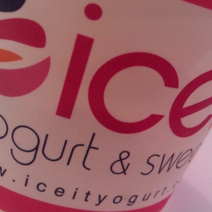 Foto tirada no(a) ICEIT Yogurt &amp; Sweets por Ashley F. em 8/24/2012