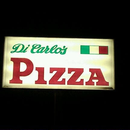 Foto tirada no(a) DiCarlo&#39;s Pizza por John P. em 5/29/2011