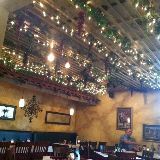 Foto diambil di Antonio&#39;s Restaurant oleh Paul M. pada 5/12/2012
