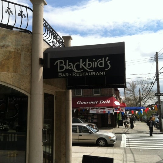 รูปภาพถ่ายที่ Blackbird&#39;s โดย Derrick Y. เมื่อ 4/1/2012