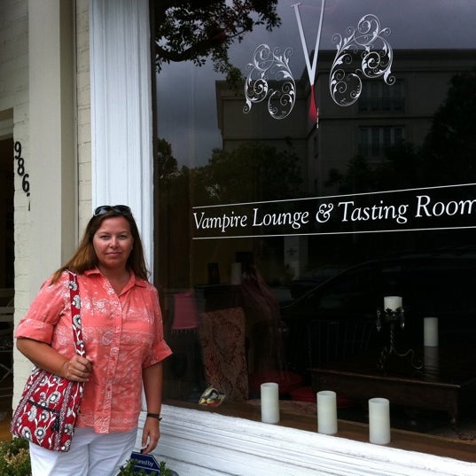 10/7/2011にRob J.がVampire Lounge &amp; Tasting Roomで撮った写真
