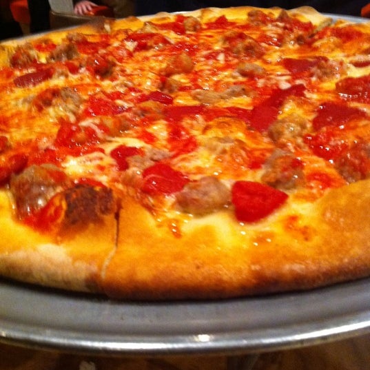รูปภาพถ่ายที่ DeLorenzo&#39;s Pizza โดย Jenna A. เมื่อ 2/5/2011