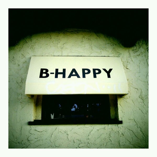 รูปภาพถ่ายที่ The Happy Ending Bar &amp; Restaurant โดย Jojo R. เมื่อ 4/22/2012