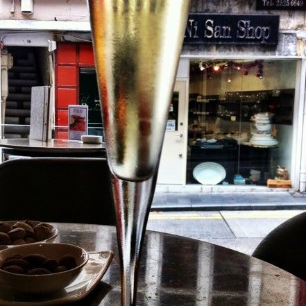 Foto tirada no(a) Flutes Champagne &amp; Cocktail Bar por Amisha R. em 7/15/2012