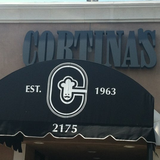 Foto tirada no(a) Cortina&#39;s Italian Market &amp; Pizzeria por Belinda M. em 6/2/2012