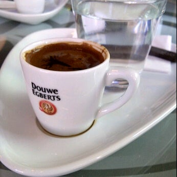 Das Foto wurde bei Douwe Egberts Coffee &amp; Restaurant von devoteeGS am 8/25/2012 aufgenommen