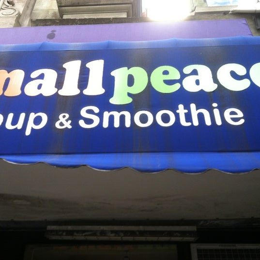 Foto tirada no(a) Small Peace Soup &amp; Smoothie por Jonathan V. em 4/2/2012