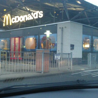 รูปภาพถ่ายที่ McDonald&#39;s โดย Jorg J. เมื่อ 4/17/2012