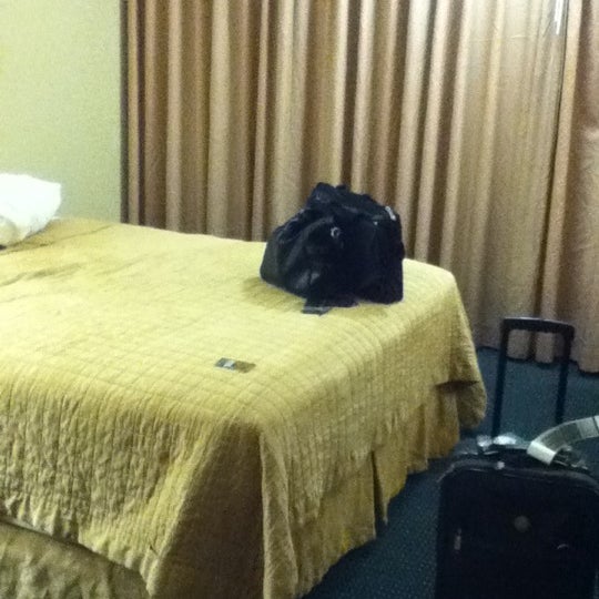 Das Foto wurde bei Anaheim Portofino Inn &amp; Suites von Eboni C. am 6/22/2012 aufgenommen