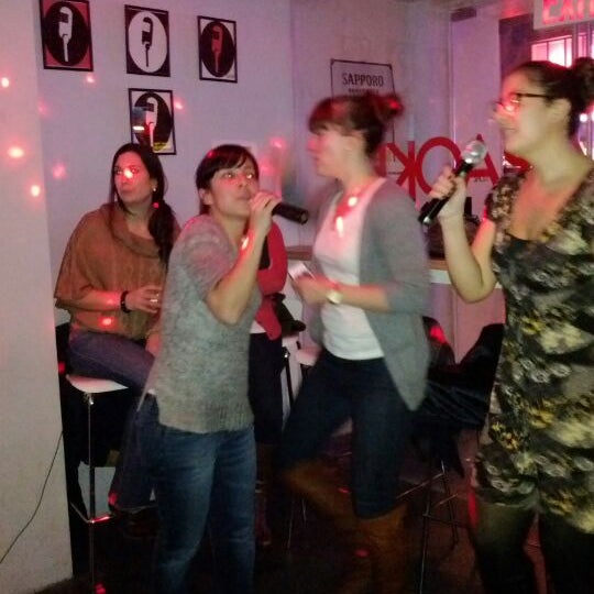 Foto tirada no(a) Karaoke Shout por Nicci S. em 1/28/2012