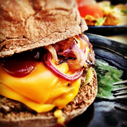 รูปภาพถ่ายที่ JukeBox Finest Burger โดย Giselle V. เมื่อ 5/17/2012