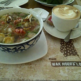 รูปภาพถ่ายที่ Roemah Kopi Wak Noer โดย Syenny P. เมื่อ 6/20/2012