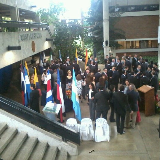 รูปภาพถ่ายที่ INCAE Business School โดย Danilo C. เมื่อ 7/27/2012