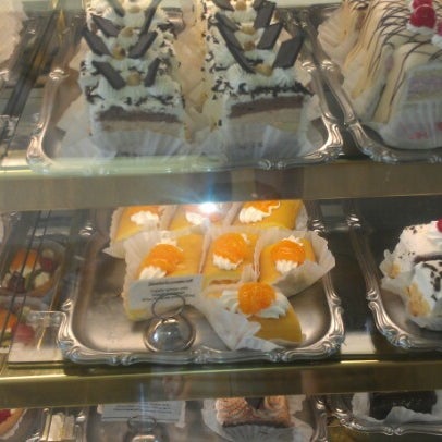 Foto diambil di Lutz Cafe &amp; Pastry Shop oleh Mary M. pada 8/15/2012