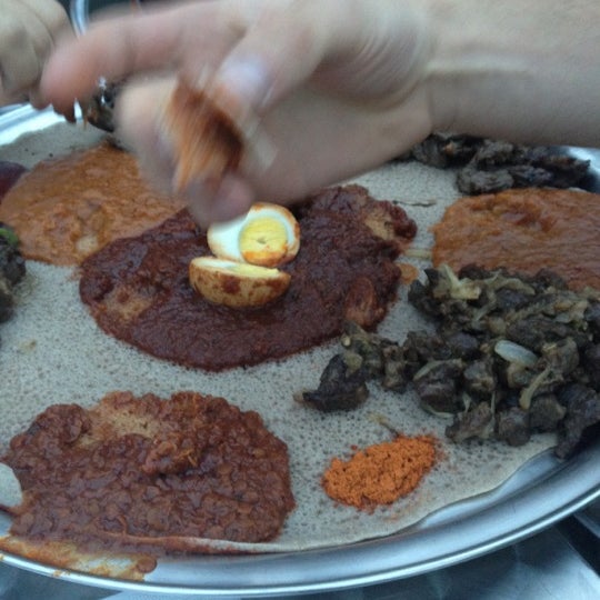 Foto tirada no(a) Etete Ethiopian Cuisine por Aaron B. em 4/14/2012